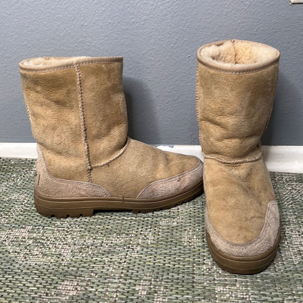 Classic ultra short Uggs size 8
